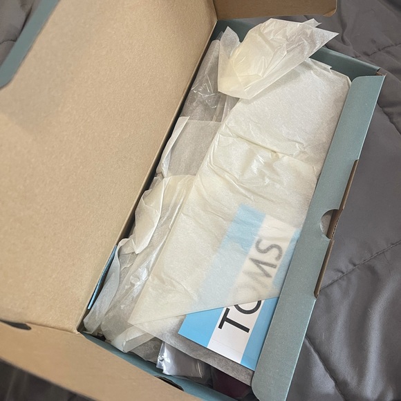 Unworn loafer style TOMS flats - Picture 3 of 7